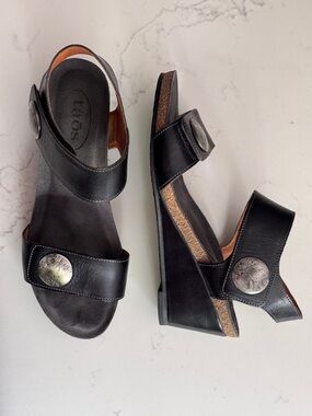 Taos Footwear carousel 2 Black Leather Two-Strap shoes Sandals size 39 EU  9 US
